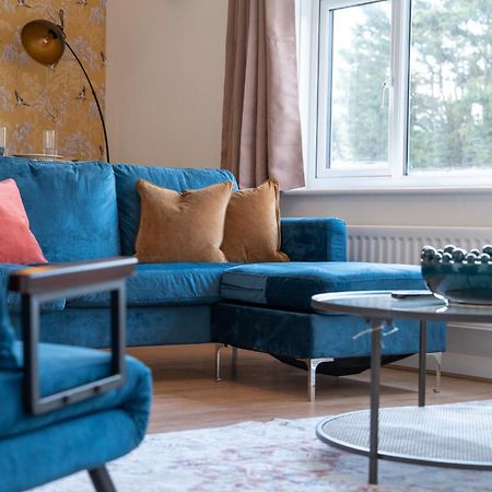 Stylish 4 Bedroom Spacious Retreat With Parking - Sleeps 10 - Families & Contractors カンタベリー エクステリア 写真