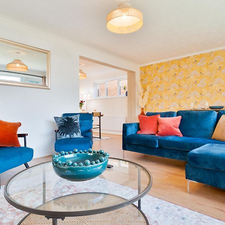 Stylish 4 Bedroom Spacious Retreat With Parking - Sleeps 10 - Families & Contractors カンタベリー エクステリア 写真