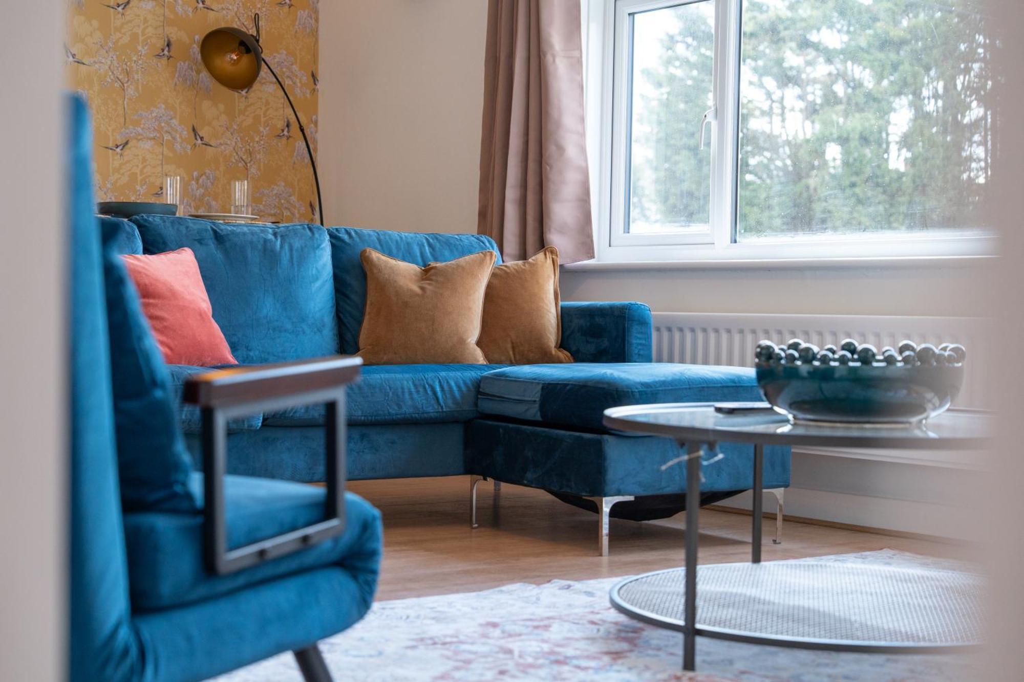 Stylish 4 Bedroom Spacious Retreat With Parking - Sleeps 10 - Families & Contractors カンタベリー エクステリア 写真