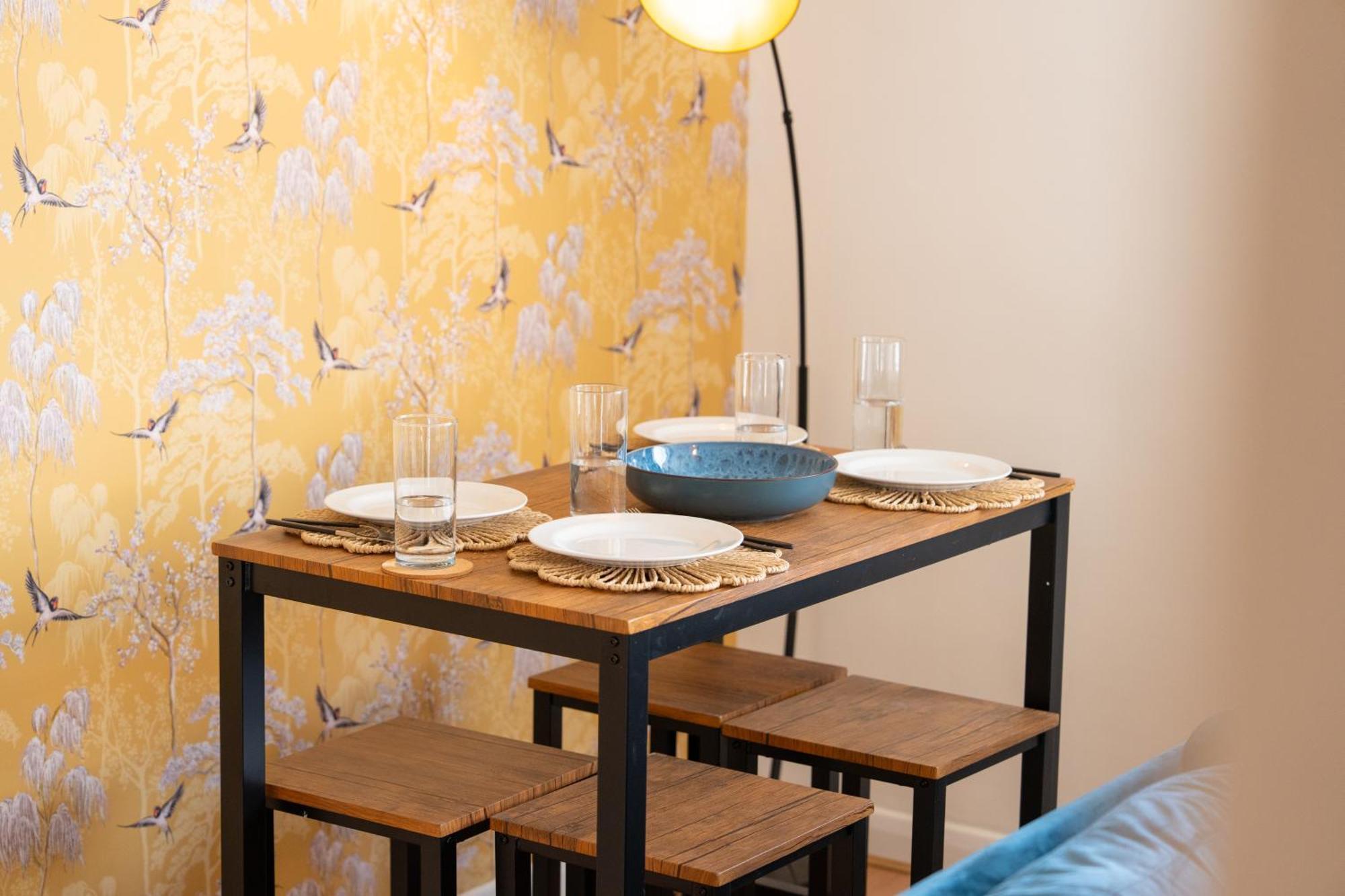 Stylish 4 Bedroom Spacious Retreat With Parking - Sleeps 10 - Families & Contractors カンタベリー エクステリア 写真