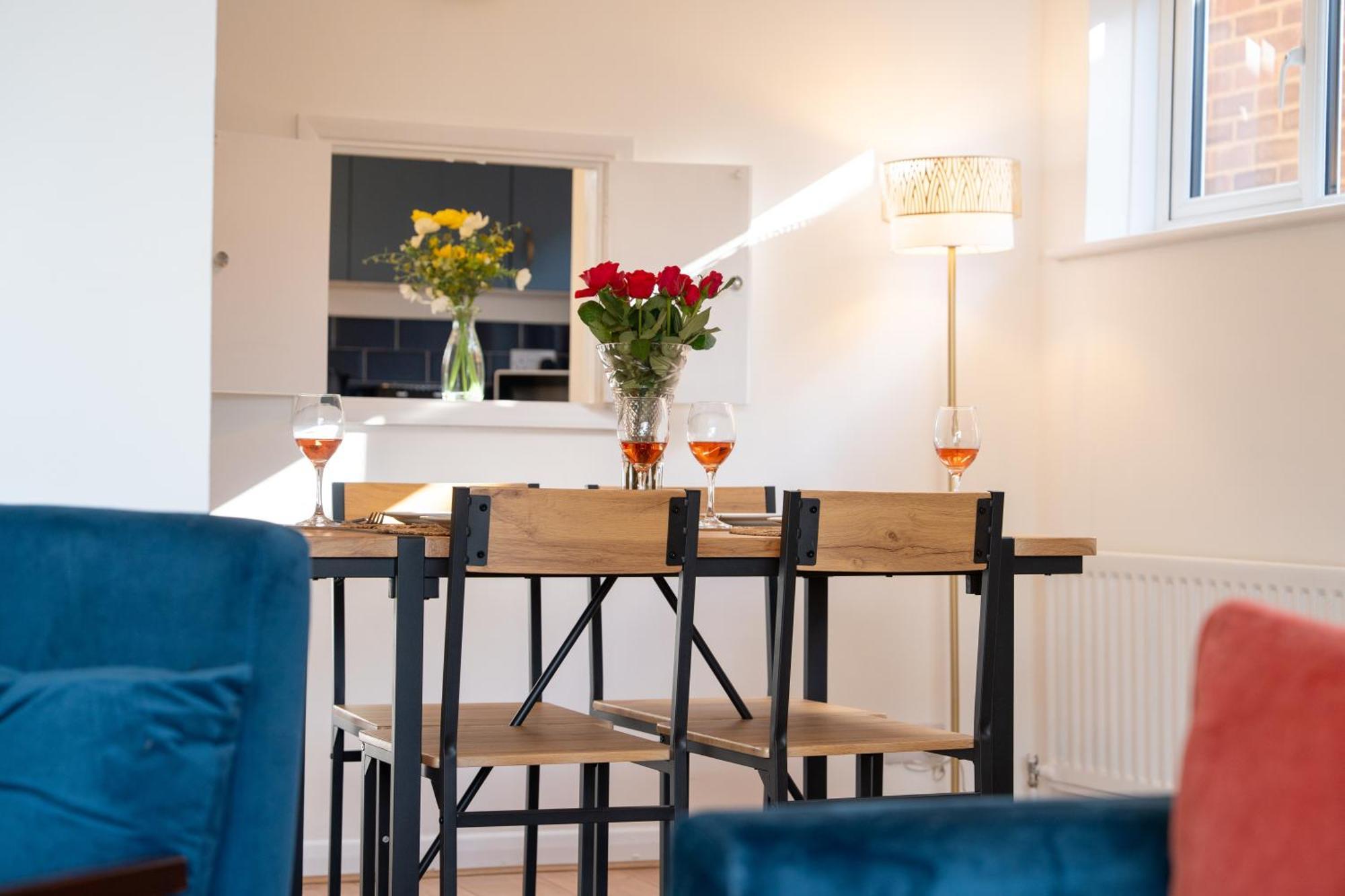 Stylish 4 Bedroom Spacious Retreat With Parking - Sleeps 10 - Families & Contractors カンタベリー エクステリア 写真