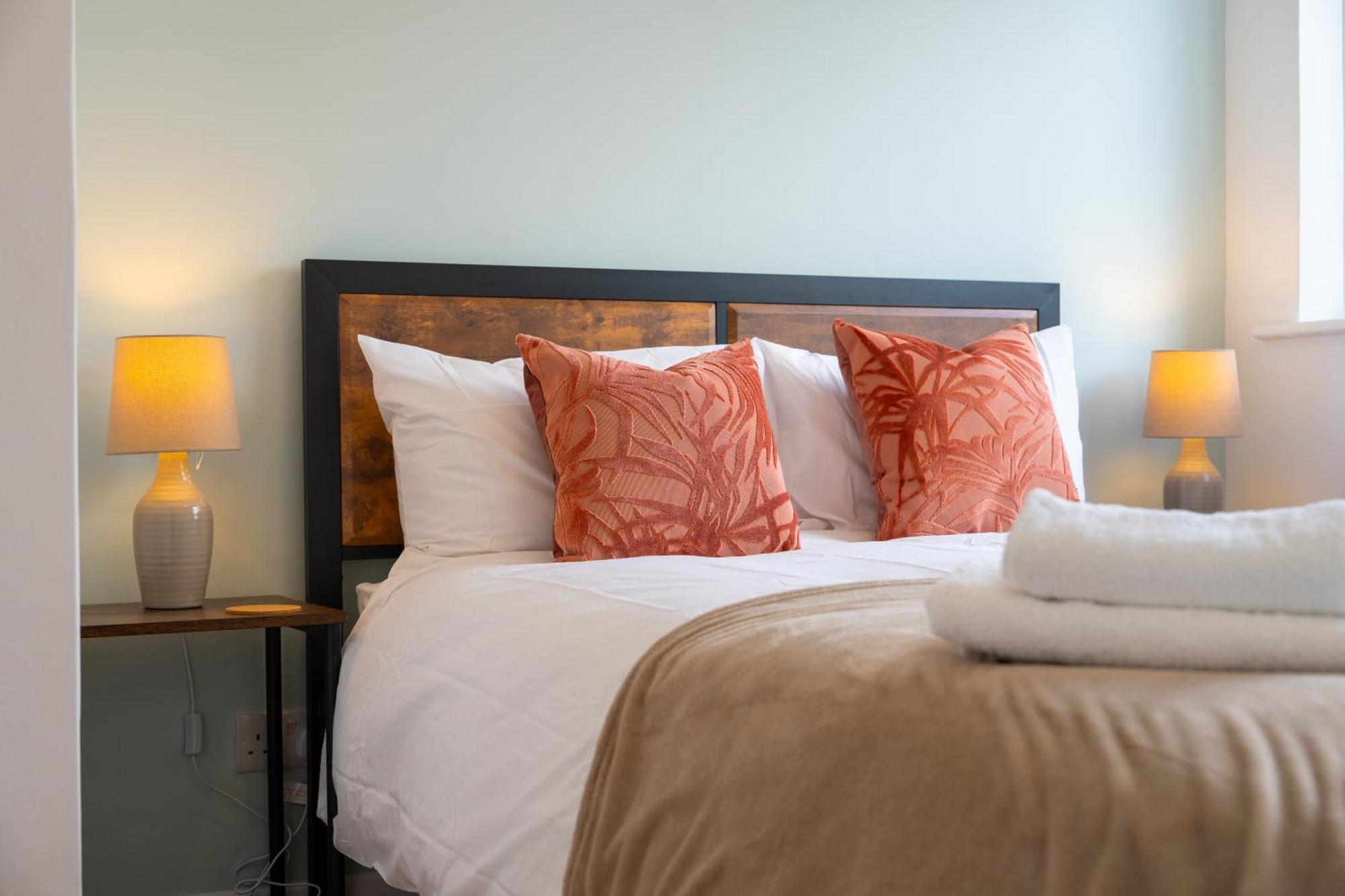 Stylish 4 Bedroom Spacious Retreat With Parking - Sleeps 10 - Families & Contractors カンタベリー エクステリア 写真