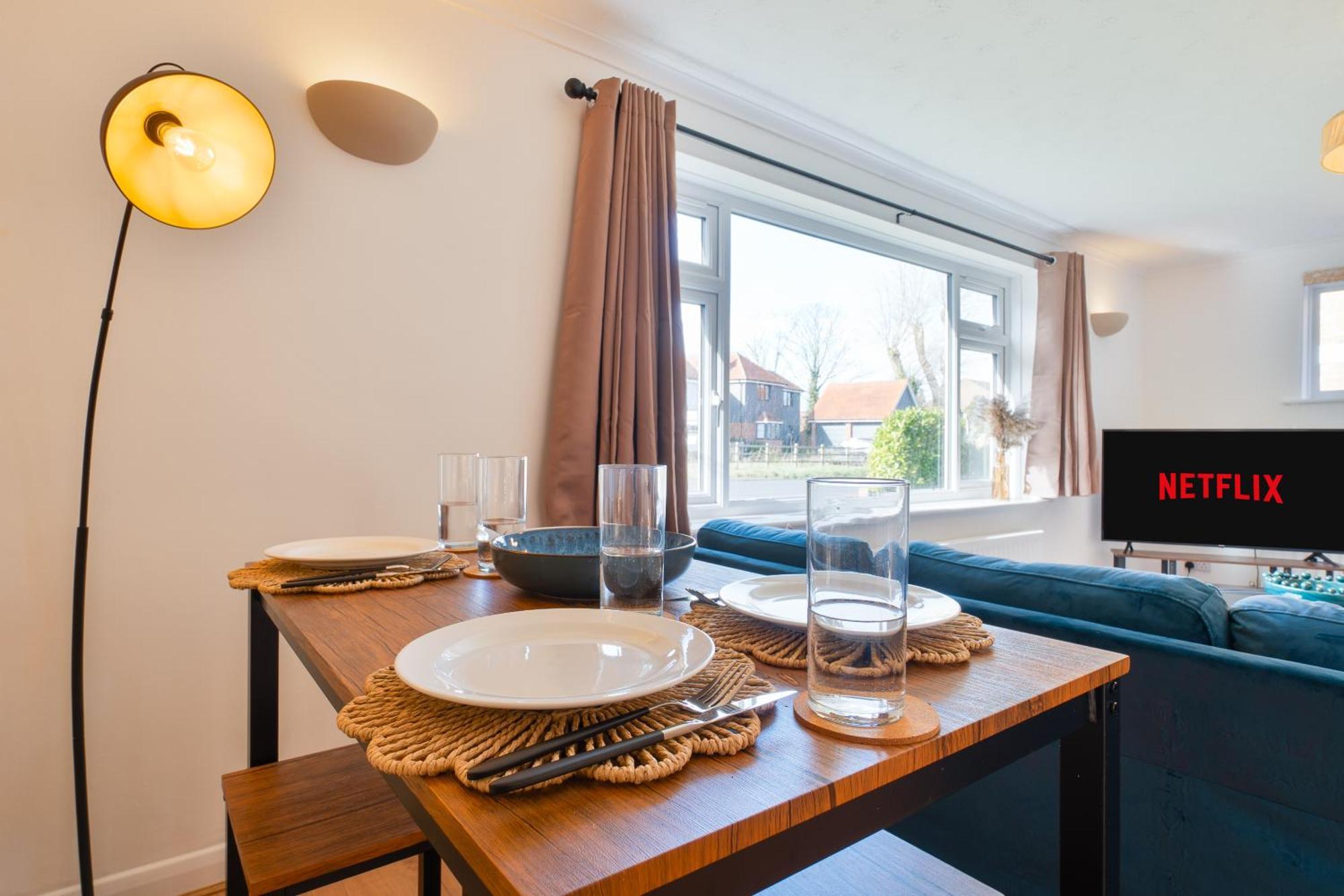 Stylish 4 Bedroom Spacious Retreat With Parking - Sleeps 10 - Families & Contractors カンタベリー エクステリア 写真