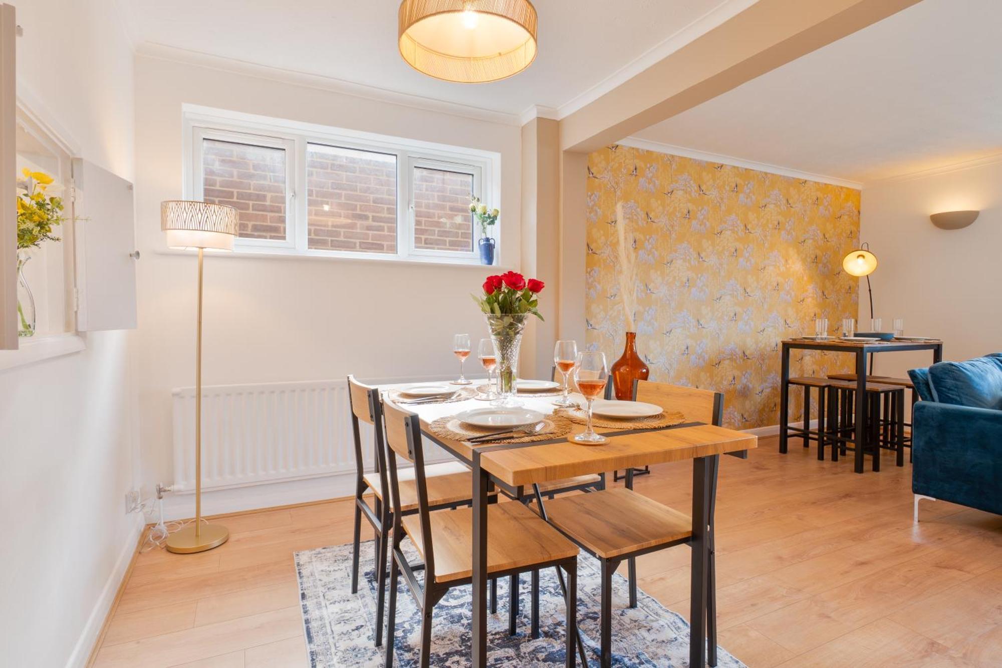 Stylish 4 Bedroom Spacious Retreat With Parking - Sleeps 10 - Families & Contractors カンタベリー エクステリア 写真