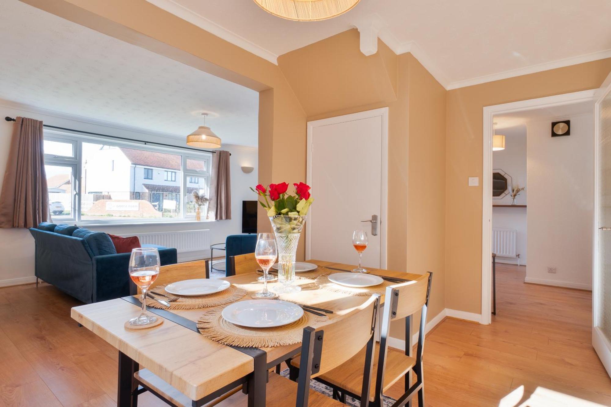 Stylish 4 Bedroom Spacious Retreat With Parking - Sleeps 10 - Families & Contractors カンタベリー エクステリア 写真