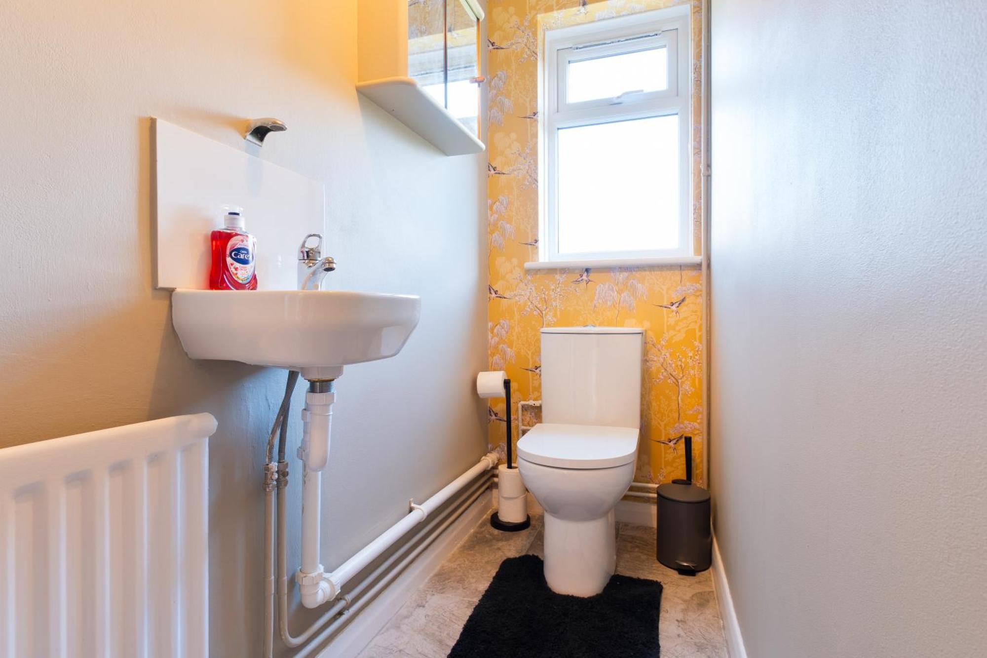 Stylish 4 Bedroom Spacious Retreat With Parking - Sleeps 10 - Families & Contractors カンタベリー エクステリア 写真