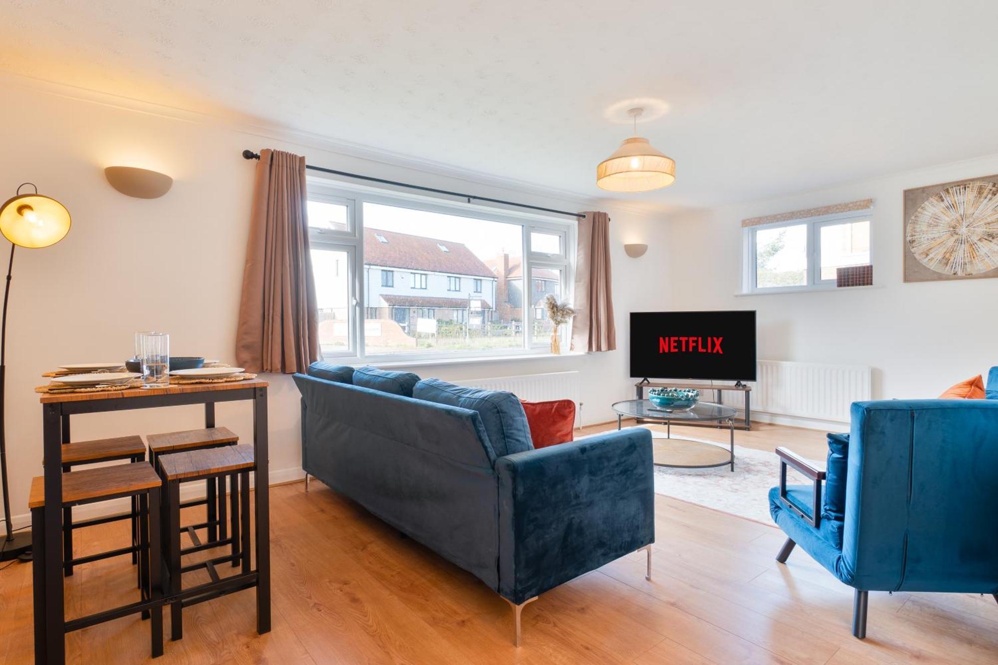 Stylish 4 Bedroom Spacious Retreat With Parking - Sleeps 10 - Families & Contractors カンタベリー エクステリア 写真