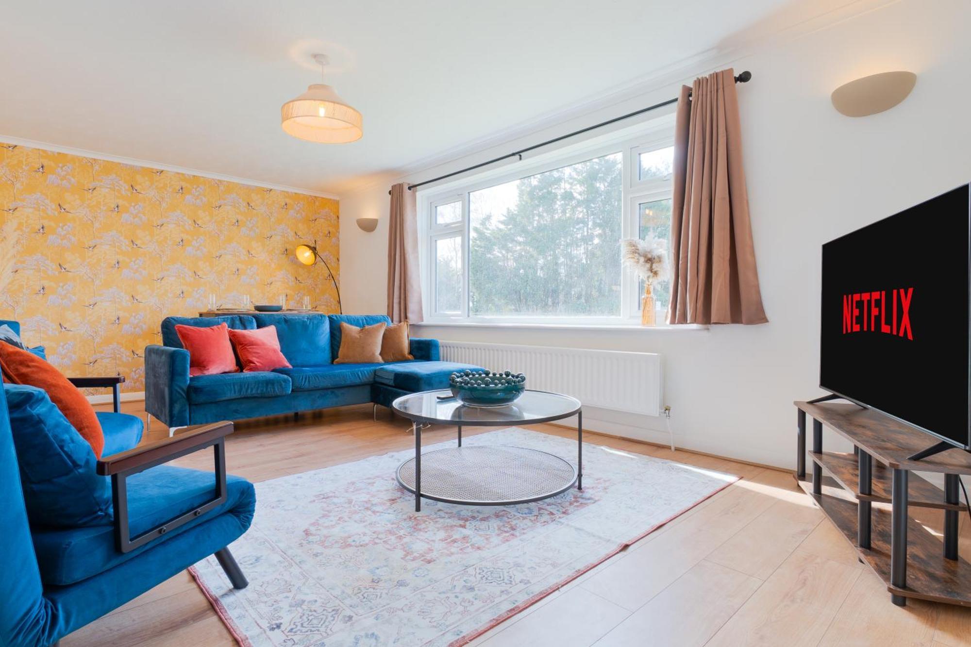 Stylish 4 Bedroom Spacious Retreat With Parking - Sleeps 10 - Families & Contractors カンタベリー エクステリア 写真