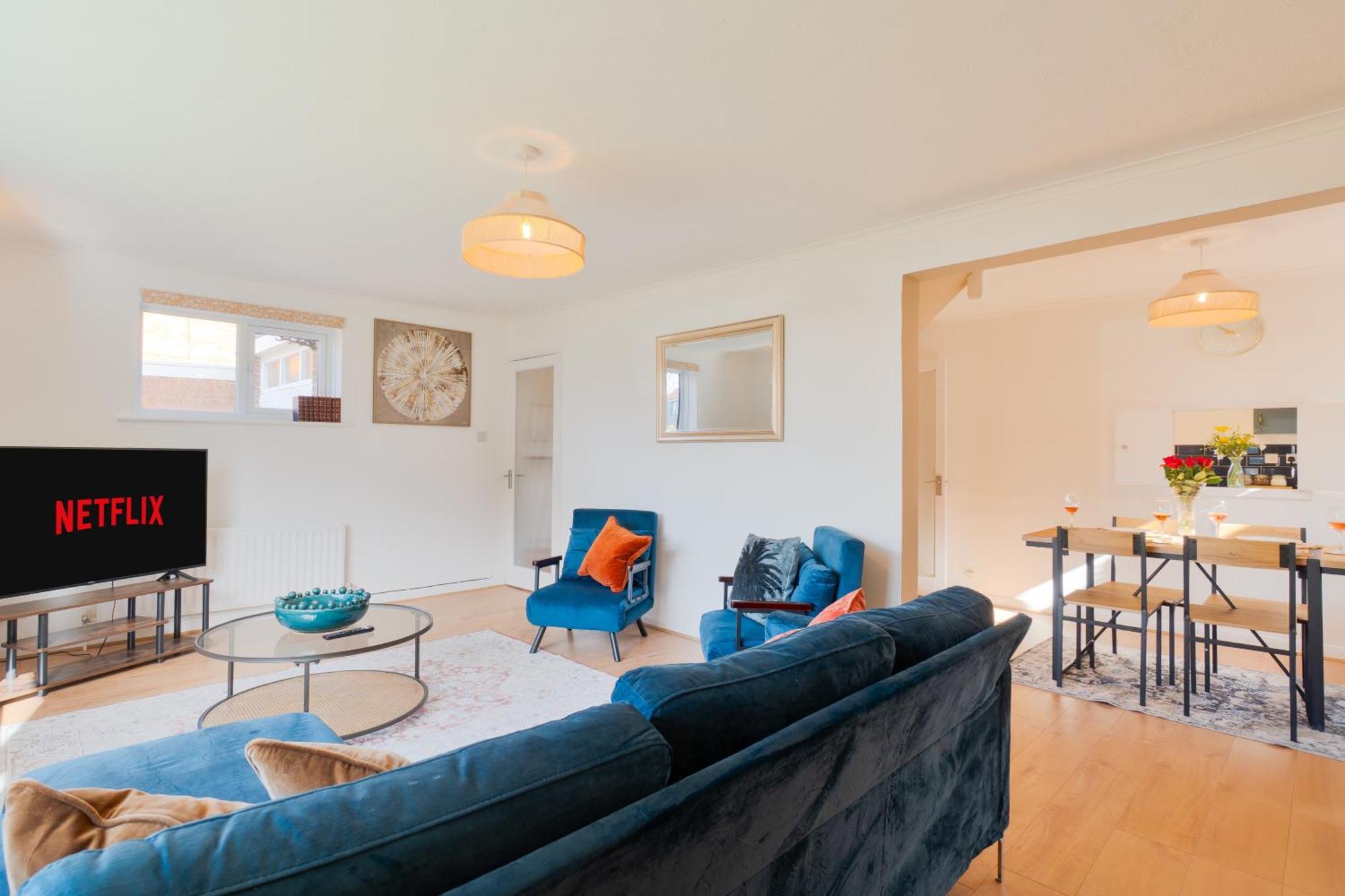 Stylish 4 Bedroom Spacious Retreat With Parking - Sleeps 10 - Families & Contractors カンタベリー エクステリア 写真