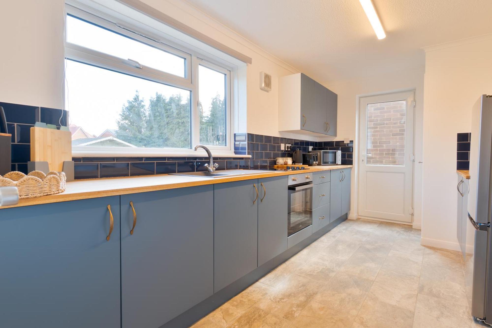 Stylish 4 Bedroom Spacious Retreat With Parking - Sleeps 10 - Families & Contractors カンタベリー エクステリア 写真
