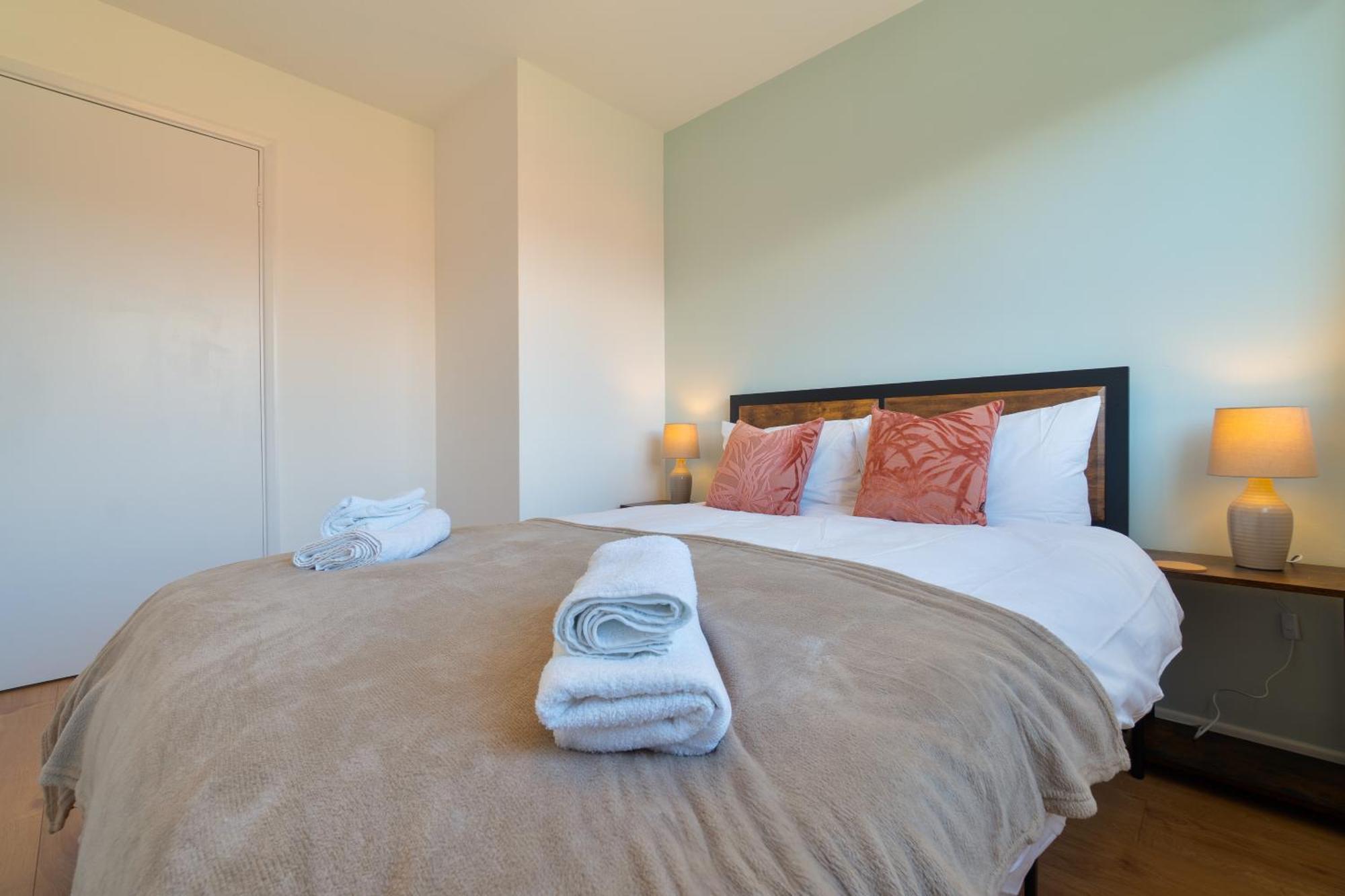 Stylish 4 Bedroom Spacious Retreat With Parking - Sleeps 10 - Families & Contractors カンタベリー エクステリア 写真