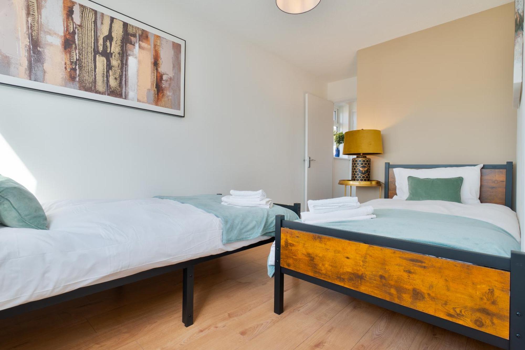 Stylish 4 Bedroom Spacious Retreat With Parking - Sleeps 10 - Families & Contractors カンタベリー エクステリア 写真