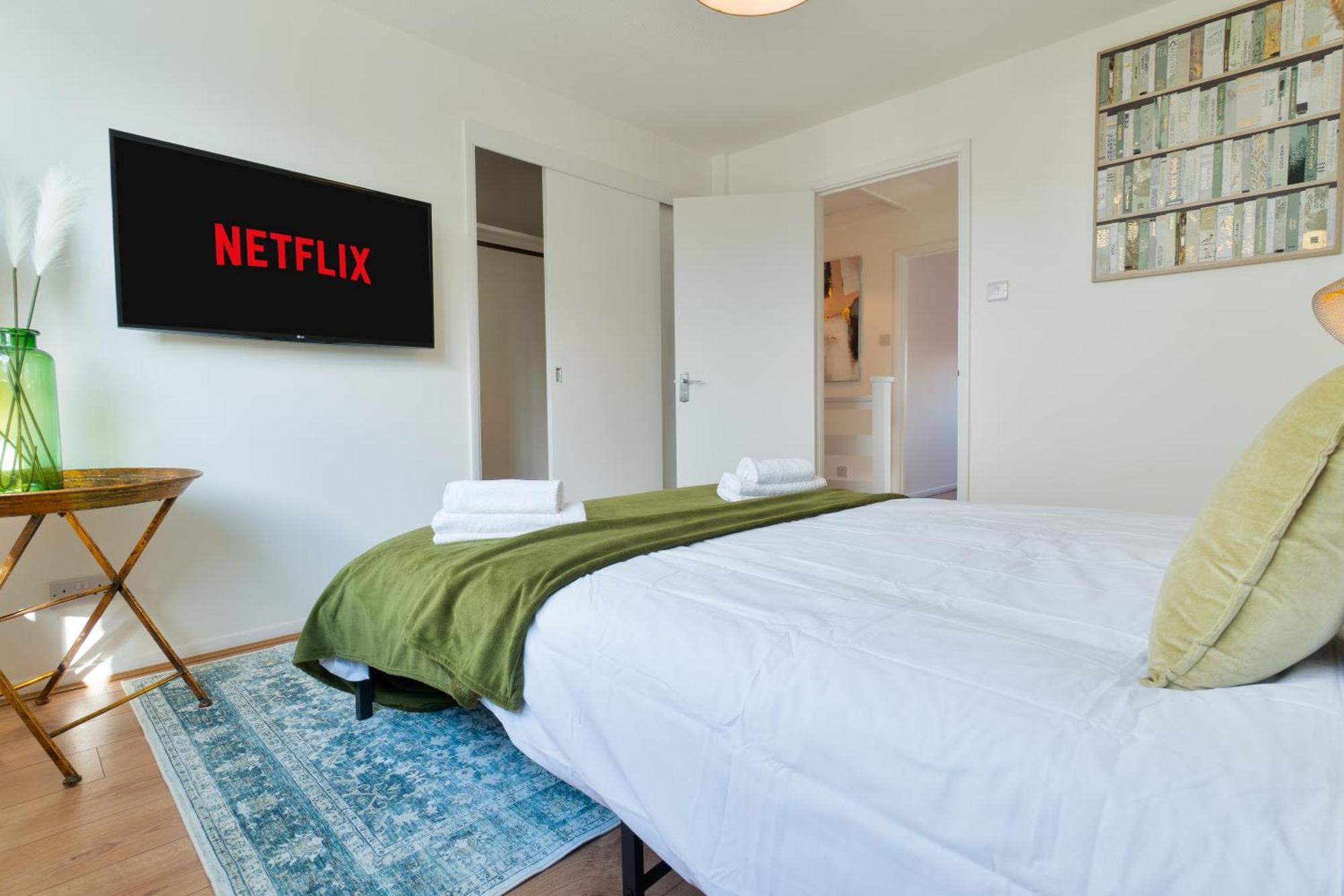 Stylish 4 Bedroom Spacious Retreat With Parking - Sleeps 10 - Families & Contractors カンタベリー エクステリア 写真
