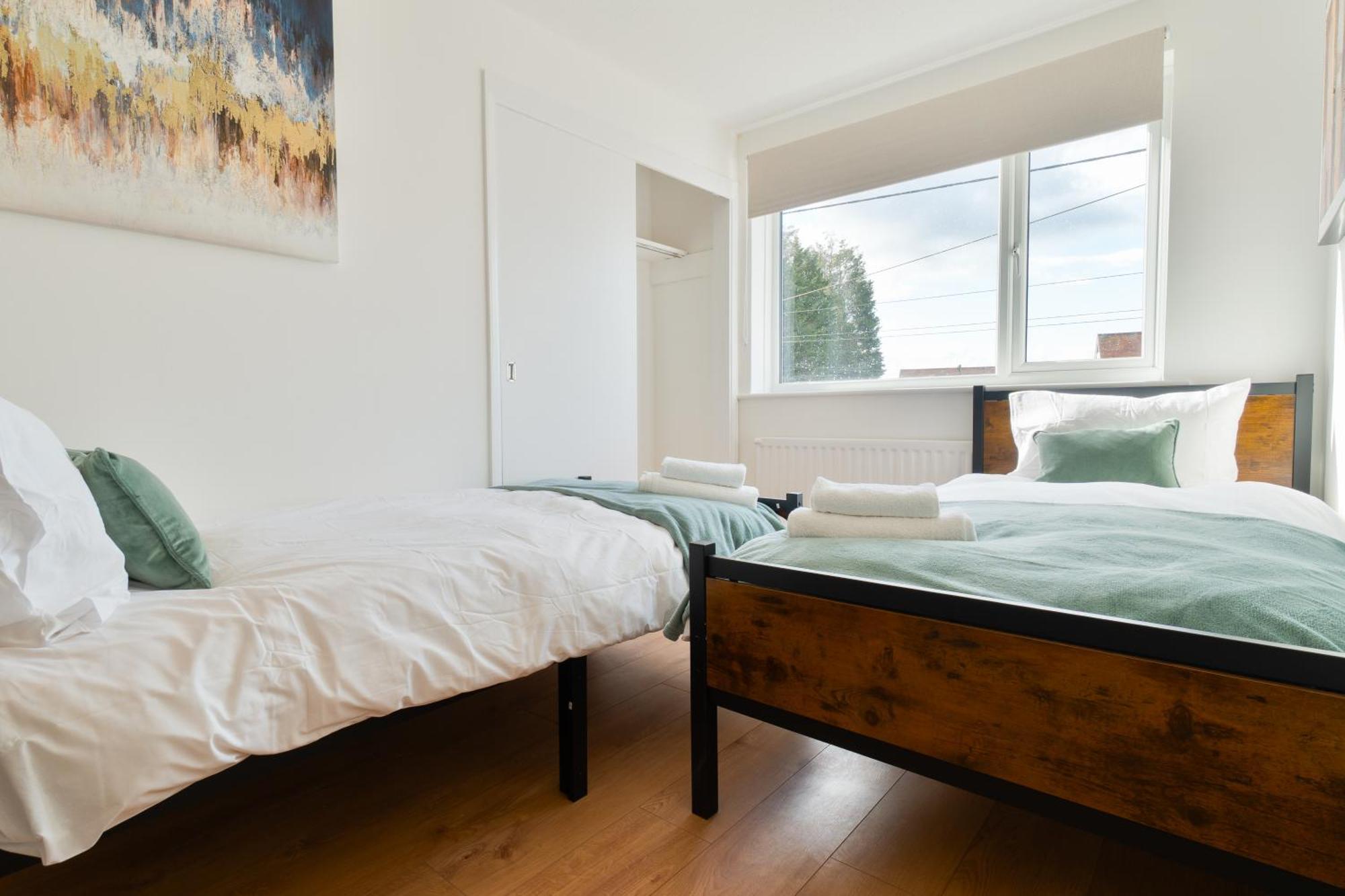Stylish 4 Bedroom Spacious Retreat With Parking - Sleeps 10 - Families & Contractors カンタベリー エクステリア 写真