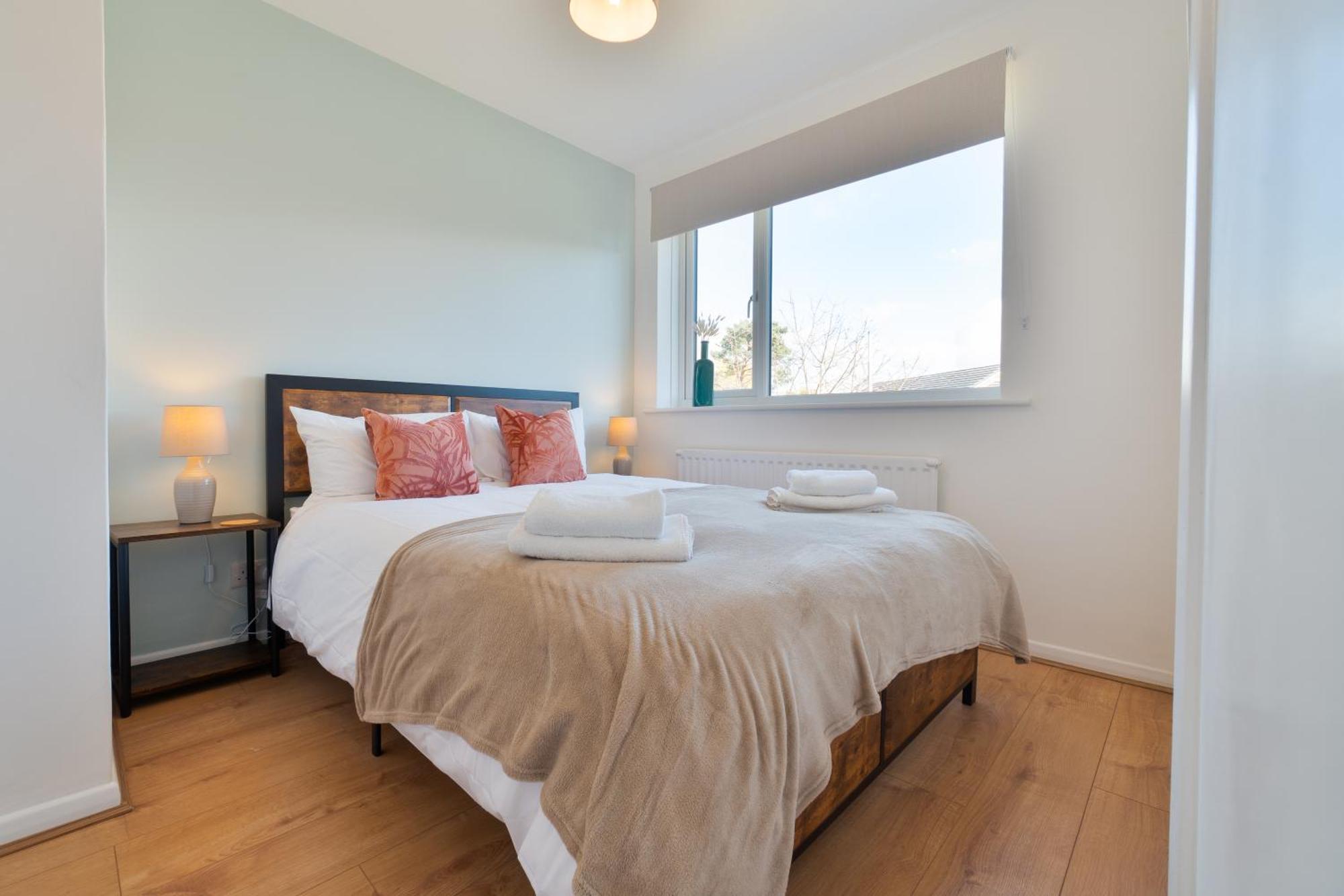 Stylish 4 Bedroom Spacious Retreat With Parking - Sleeps 10 - Families & Contractors カンタベリー エクステリア 写真