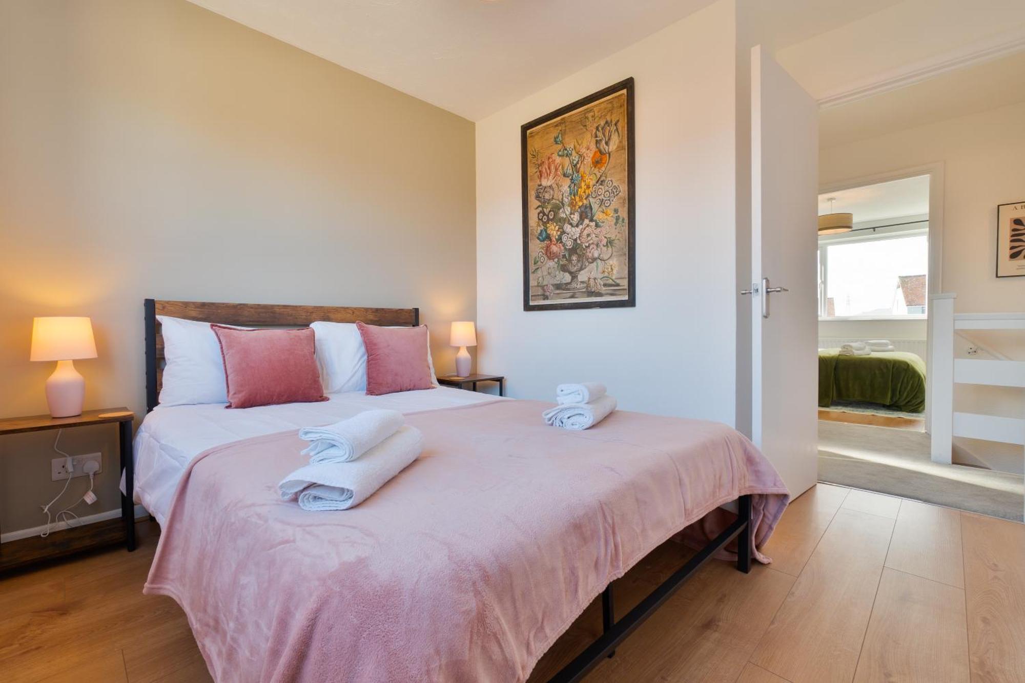 Stylish 4 Bedroom Spacious Retreat With Parking - Sleeps 10 - Families & Contractors カンタベリー エクステリア 写真