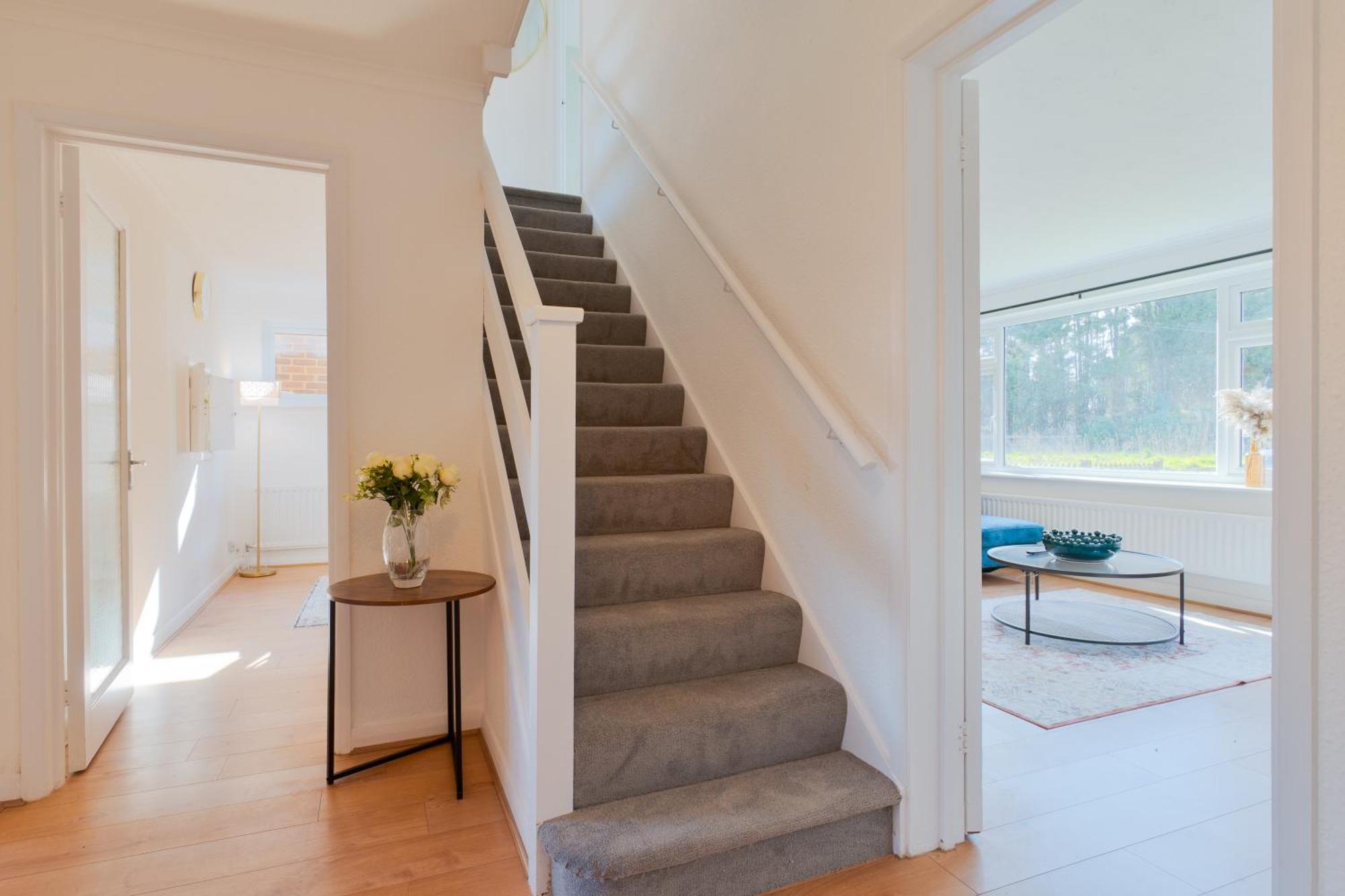 Stylish 4 Bedroom Spacious Retreat With Parking - Sleeps 10 - Families & Contractors カンタベリー エクステリア 写真