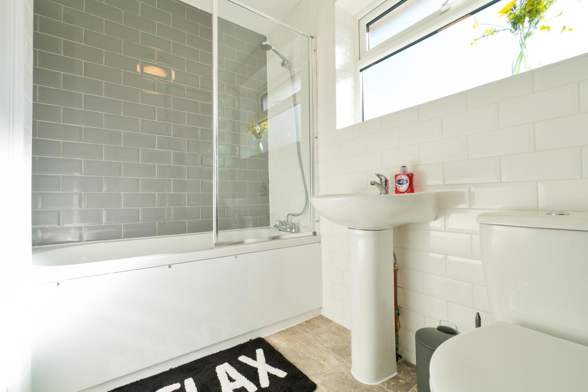 Stylish 4 Bedroom Spacious Retreat With Parking - Sleeps 10 - Families & Contractors カンタベリー エクステリア 写真